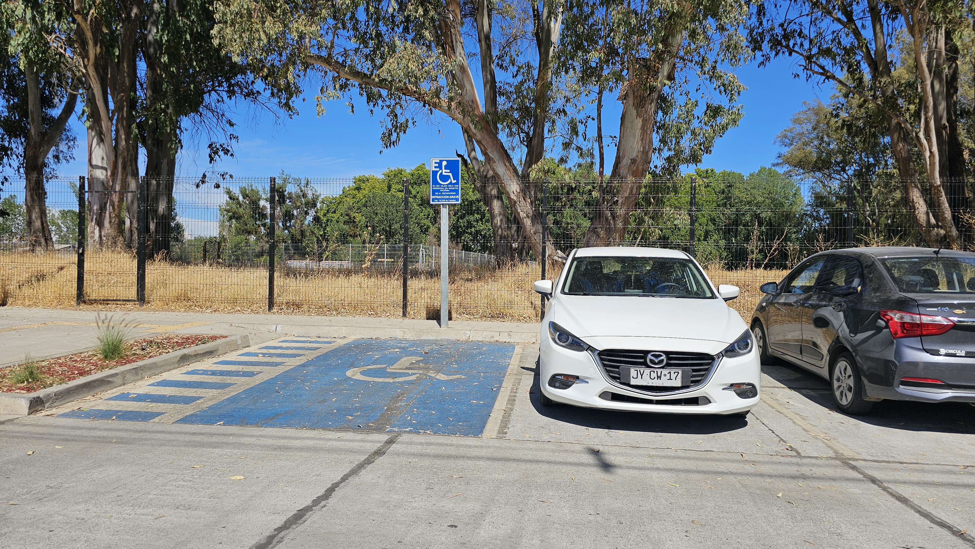 fotografía de Estacionamiento reservado para personas con discapacidad al costado del estacionamiento tradicional